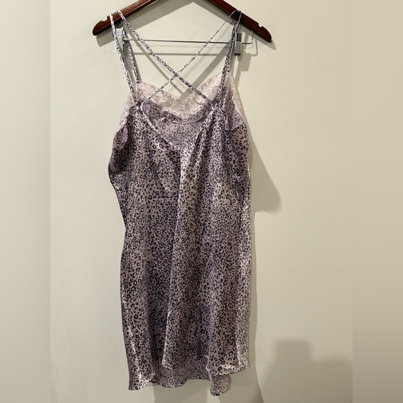 Elegant Leopard Print Chemise with Lace Trim - Picture 4 of 5